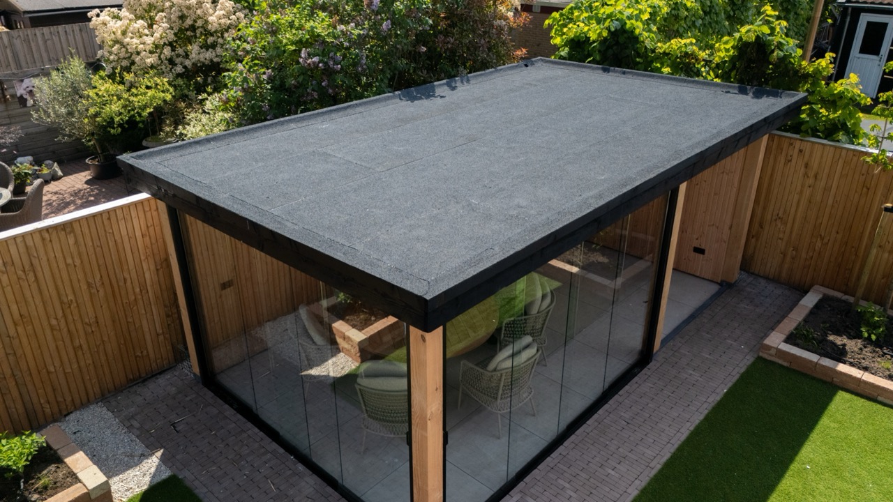 Afgerond plat EPDM-dak op een tuinkamer